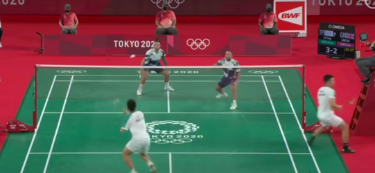 😂🎥 | Olympische badmintonner rent veld af, pakt nieuw racket en WINT het punt