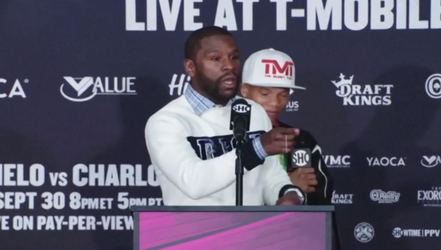 🎥 | Egotripper Floyd Mayweather neemt persconferentie over: 'Ik ben de allerbeste toch?'