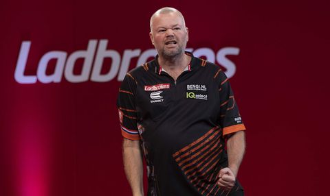 Raymond van Barneveld maakt indruk op demonstratietoernooitje