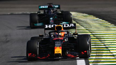 Definitief géén straf voor Verstappen na duel met Hamilton