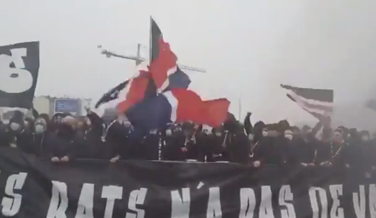 🎥 | Harde kern PSG jut spelers op in aanloop naar finale Supercup 🔥