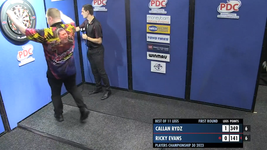 🎥​ | 'Rapid' Ricky Evans bewaart vuurwerk voor laatste Players Championship: 9-darter!