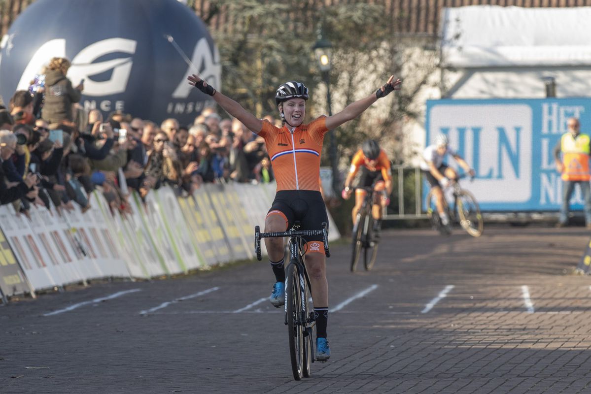 WOW! 3x Oranje op EK-podium bij veldrijden: Worst wint, Vos 2e en Betsema 3e