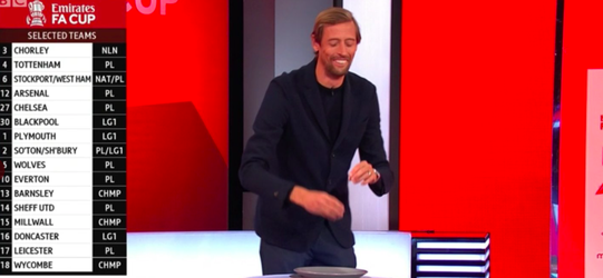 🎥 | Peter Crouch doet perfecte imitatie van dronken Rod Stewart