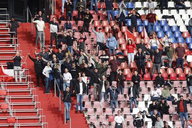 🤔 | Verbazing over blikken bier bij Utrecht tegen Groningen: 'Sinds wanneer is dat?!'