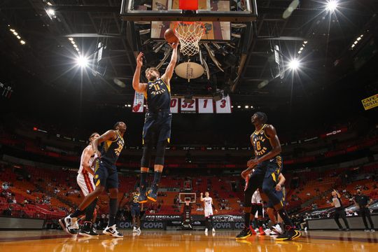 🎥 | HAHA! Basketballer glijdt als een dweil over de vloer