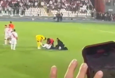 🎥😂 | Geen selfie met Messi voor jou! Keeper van Peru smijt telefoon van veldbestormer weg