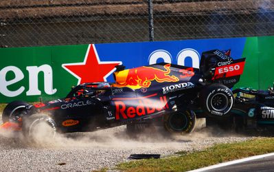 Teambaas van Max Verstappen vindt dat Lewis Hamilton ook straf verdiende: 'Hadden allebei aandeel'