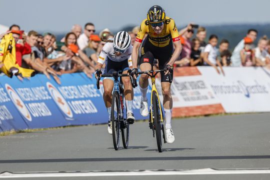 🎥​ | Riejanne Markus grijpt Nederlandse titel wielrennen na duel met Shirin van Anrooij op VAM-berg
