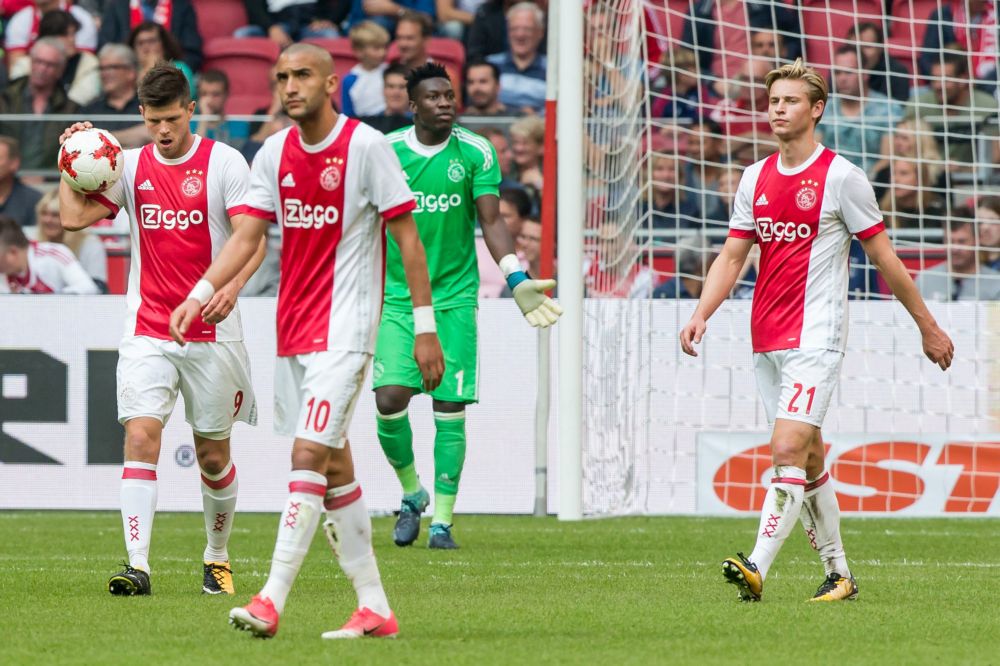 Futloos Ajax zakt door de ondergrens en verliest thuis van Vitesse