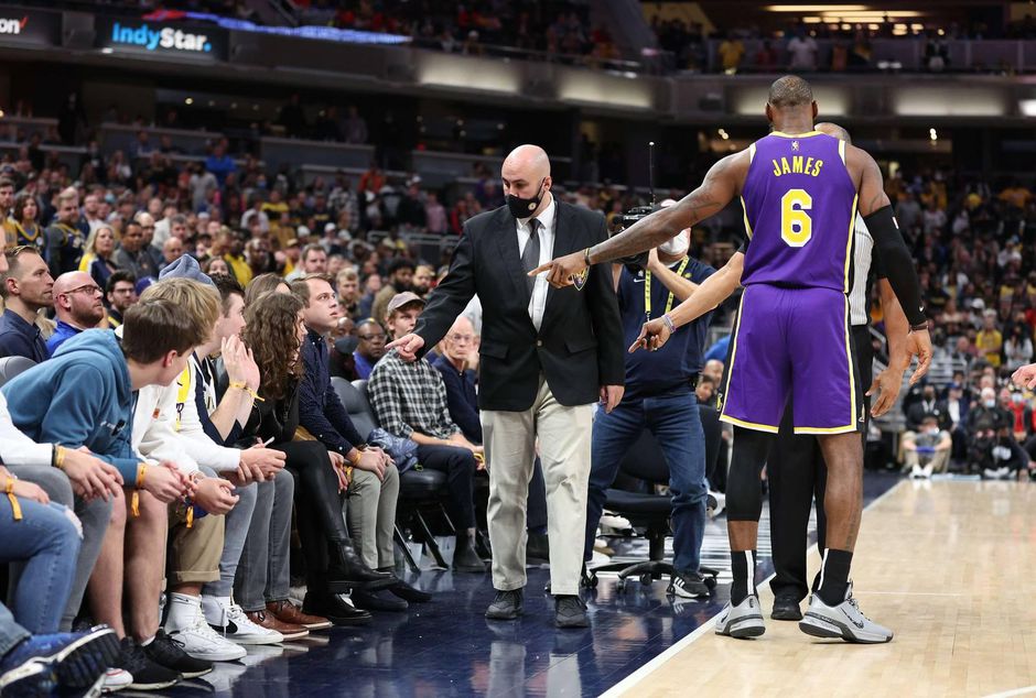 Woeste LeBron James zet fans het stadion uit: 'Hopen dat je zoon overlijdt bij auto-ongeluk'