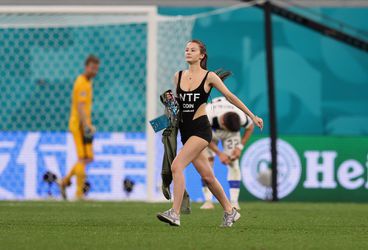 📸 | Check dit: vrouwelijke fan met weinig kleren aan rent het veld op in slotfase van Finland-België