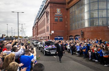Uitvaart van Fernando Ricksen in Glasgow trekt duizenden mensen (foto's)