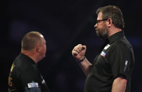 King komt niet opdagen! James Wade walst ook over Mervyn King heen en staat in halve finale