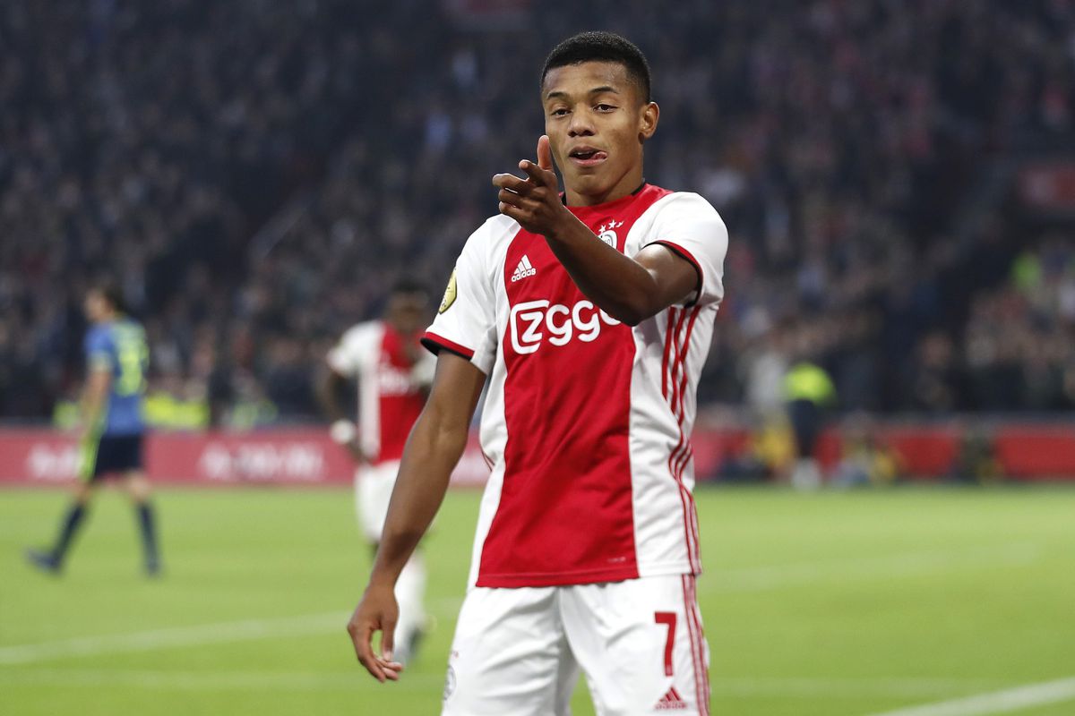 Neres bedacht gekke dansje na goal tegen Feyenoord samen met bankzitter van Ajax