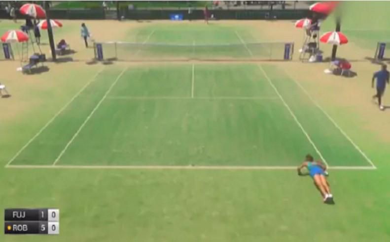 HAHA! Japanse tennisster doet doodleuk push ups tussen het serveren door (video)