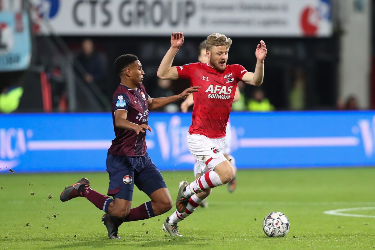 AZ raakt aansluiting met Ajax kwijt na verlies in eigen stadion