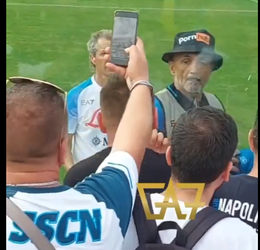 🎥🤣​ | Napoli-trainer Luciano Spalletti zet tijdens training PornHub-petje op