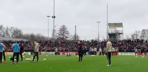 Ajax-fans bouwen sfeertje op laatste training voor Klassieker tegen Feyenoord (video)