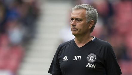 Mourinho weigert handtekening te zetten op Chelsea-shirt