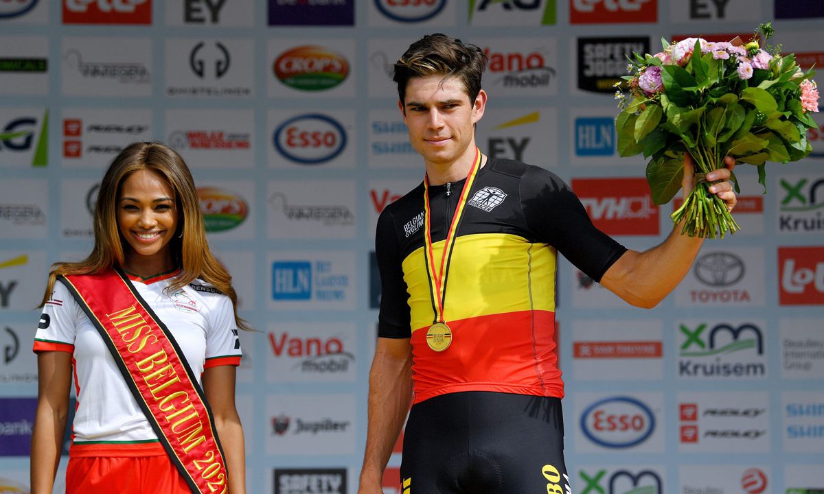Wout van Aert is Belgisch kampioen: ‘Draag deze zege op aan overleden vriend’
