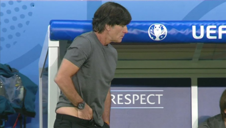 Duitse bondscoach Löw is smeerpijperij nog niet verleerd (video)