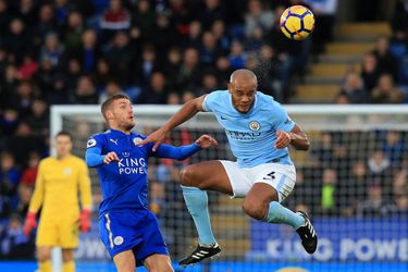 Kompany trekt aan noodrem, schopt Vardy neer en krijgt slechts geel (video)