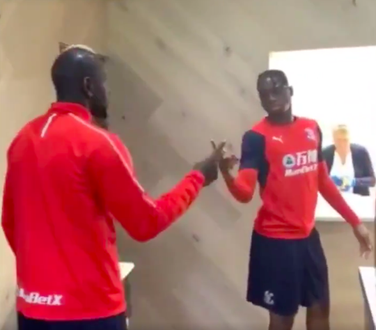 Palace-verdediger Mamadou Sakho heeft voor iedere teamgenoot een handshake (video)