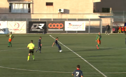 🎥 | Ongekend: Italiaan Alessandro Prezzabile maakt weergaloze goal vanaf eigen helft