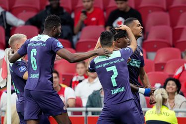 🎥 | 0-2 bij Ajax tegen PSV! Noni Madueke slaat weer toe