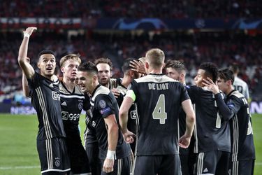 Ajax pakt punt bij Benfica, maar is nog niet zeker van CL-overwintering