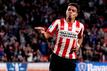 WOW! Shirt waarin Malen 5 keer scoorde DIRECT na de wedstrijd verkocht voor het goede doel