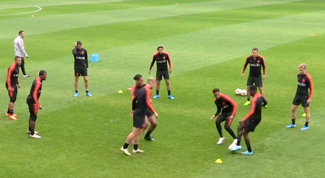 HAHA! Quincy Promes poort Justin Kluivert tijdens training Oranje (video)