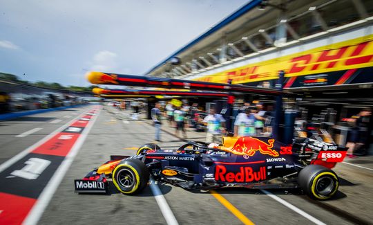Verstappen zet 2e tijd neer in laatste training, Leclerc het snelst (video)