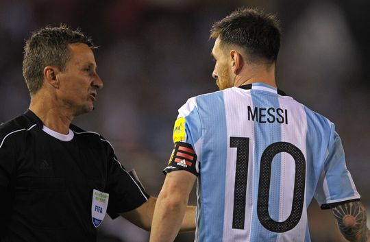 Messi smeekt bij de FIFA: 'Ik schold tegen de lucht'