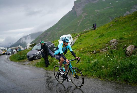 Jakob Fuglsang noemt vaccin als oorzaak voor onzichtbaar optreden in de Tour: 'Ben begrensd'