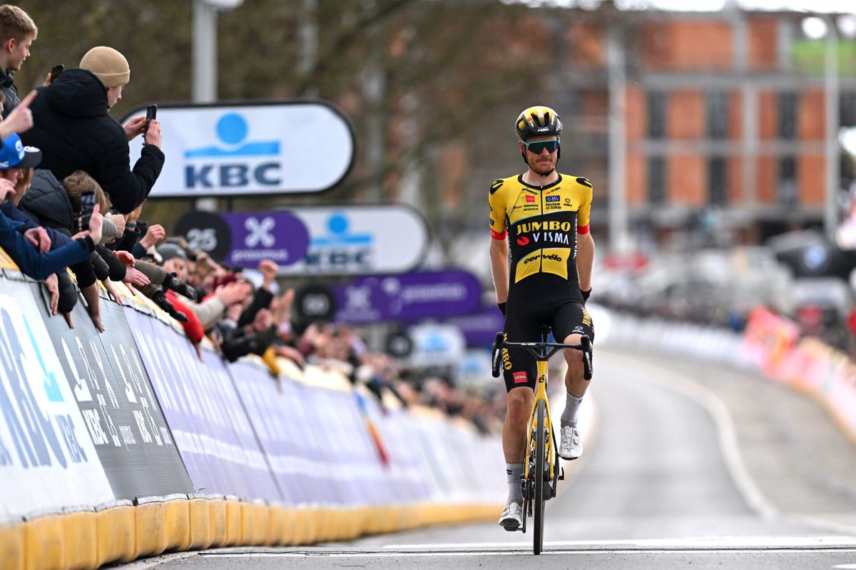 Dylan van Baarle soleert iedereen naar snert bij Omloop Het Nieuwsblad