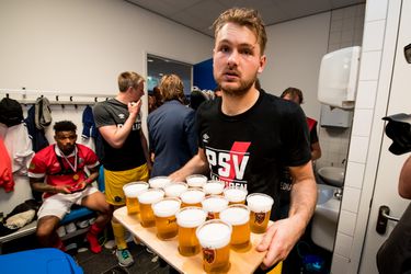 Yeah! PSV-fan mag eindelijk weer een biertje na opheffen alcoholverbod UEFA