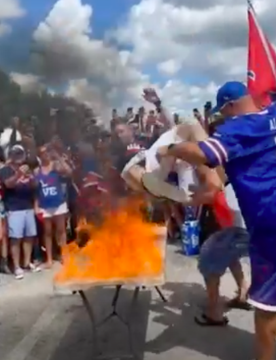 🎥🔥 | Buffalo Bills-fans houden traditie in ere: supporter sloopt brandende tafel