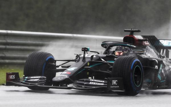 Lewis Hamilton is wedstrijdleiding dankbaar na 89ste pole: 'Dit maakt het speciaal'