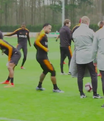 Memphis Depay wil bondscoach Ronald Koeman tevergeefs een panna geven (video)