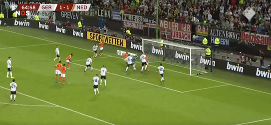 We staan voor in Hamburg: Oranje op 1-2 door deze eigen goal! (video)