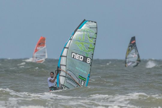 Van Rijsselberghe zakt op WK windsurfen, De Geus zesde