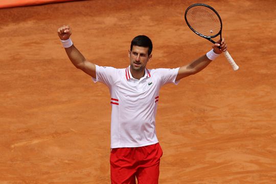 Novak Djokovic vecht zin in Rome met moeite voorbij Stefanos Tsitsipas