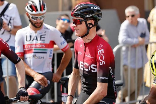 Chris Froome opgelucht en emotioneel bij comeback na horrorval: 'Heerlijk, ik ben terug'