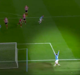 🎥 | Net gewisselde Sergio Agüero rent gelijk het veld weer in na 2e goal Man City