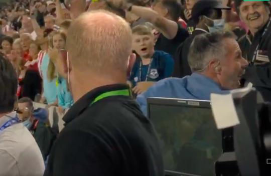 🎥 | Jamie Carragher laat uitzinnige Brentford-fans door mic gillen: 'Jalalala, Brentford!'