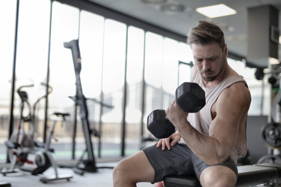 Trainen voor een toplijf met een dumbbell: dit zijn de 3 beste oefeningen