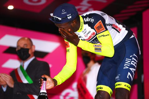 Historische ritwinnaar Girmay doet Van der Poel na en schiet ook kurk tegen zijn oog