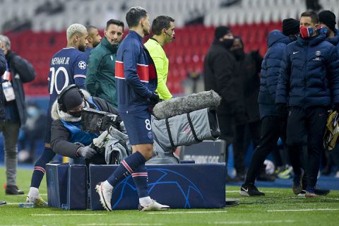 Bizar! 'Racistische' official tijdens PSG-Basaksehir krijgt gewoon topwedstrijd cadeau om te fluiten